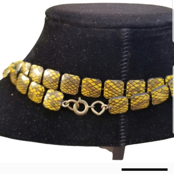 VINTAGE YELLOW & BLACK SNAKESKIN PATTERN NECKLACE, EARRINGS & BRACELET SET - Picture 5 of 8